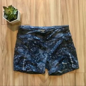 Saucony athletic shorts, side & back pockets